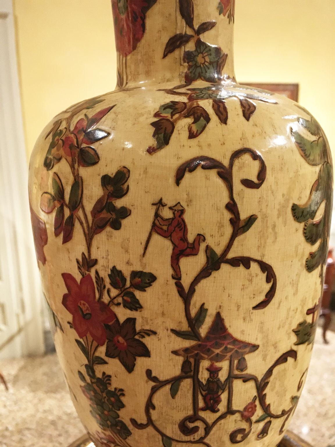 Italie Fin du XVIIIe siècle Paire de vases en bois laqués jaune sur soie avec fleurs en vente 3