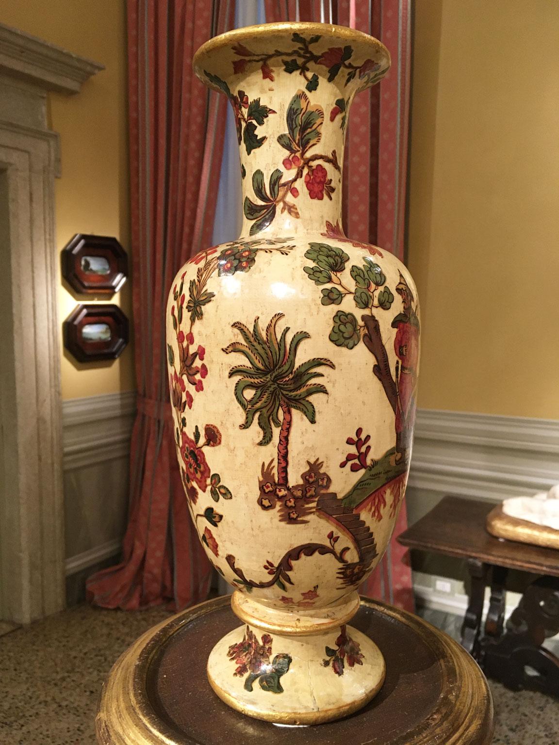Italie Fin du XVIIIe siècle Paire de vases en bois laqués jaune sur soie avec fleurs en vente 4