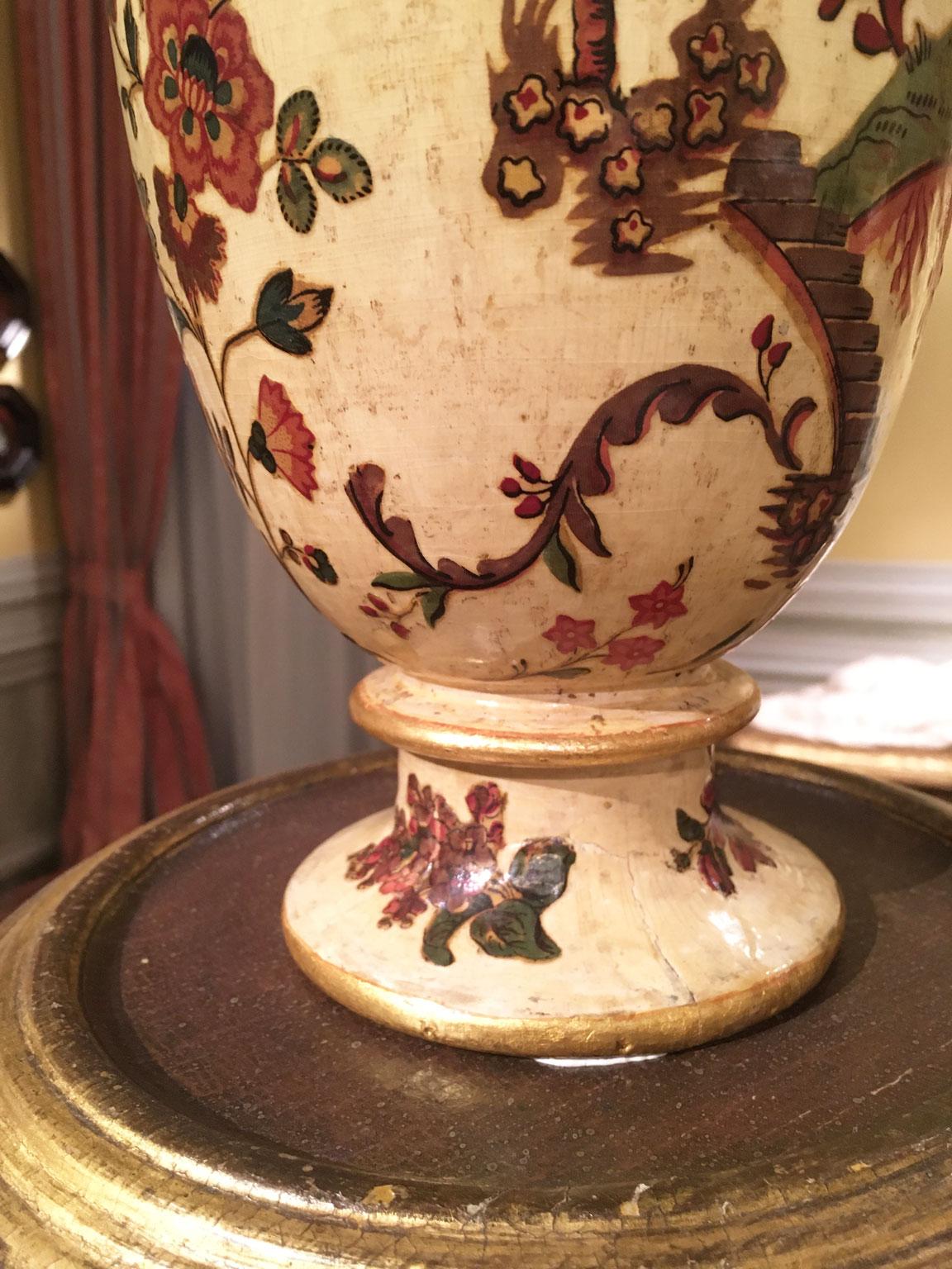 Italie Fin du XVIIIe siècle Paire de vases en bois laqués jaune sur soie avec fleurs en vente 5