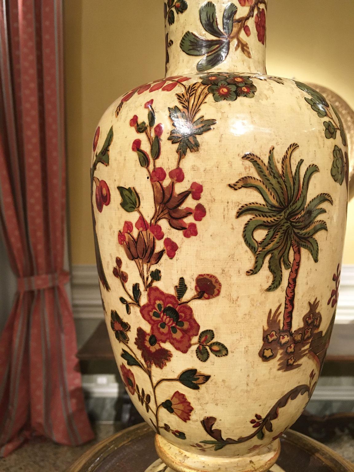 Italie Fin du XVIIIe siècle Paire de vases en bois laqués jaune sur soie avec fleurs en vente 6