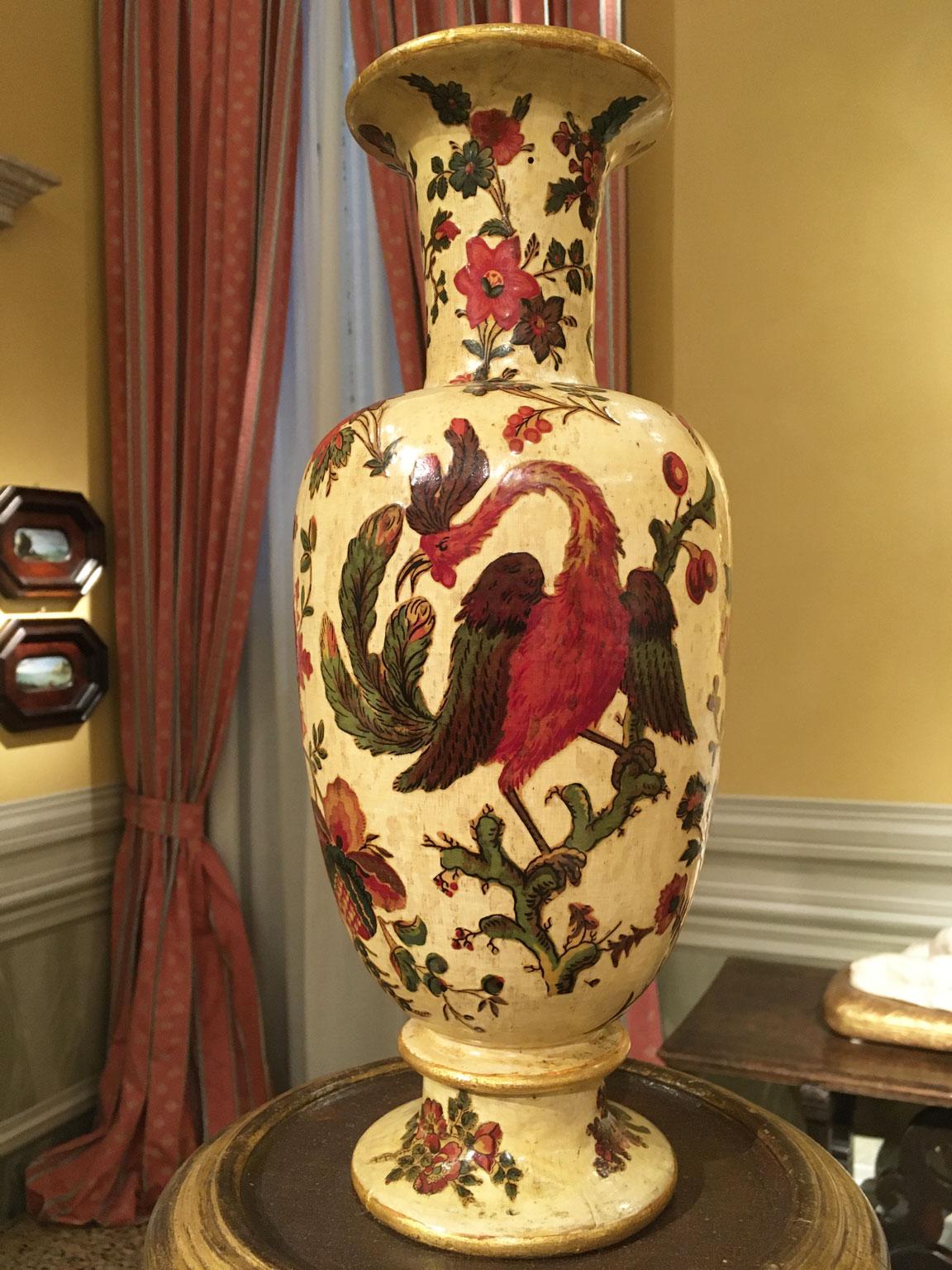 Italie Fin du XVIIIe siècle Paire de vases en bois laqués jaune sur soie avec fleurs en vente 7