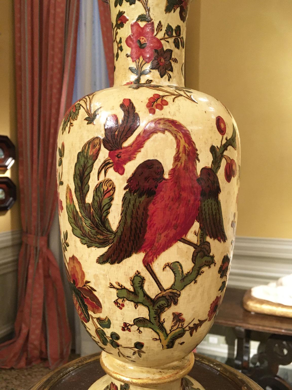 Italie Fin du XVIIIe siècle Paire de vases en bois laqués jaune sur soie avec fleurs en vente 8