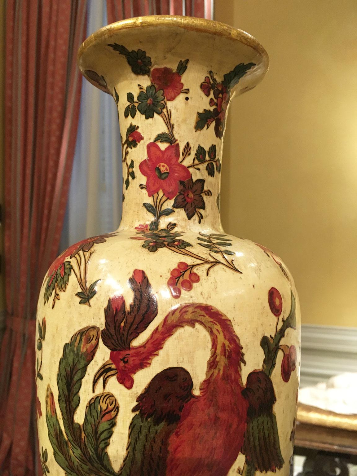Italie Fin du XVIIIe siècle Paire de vases en bois laqués jaune sur soie avec fleurs en vente 9