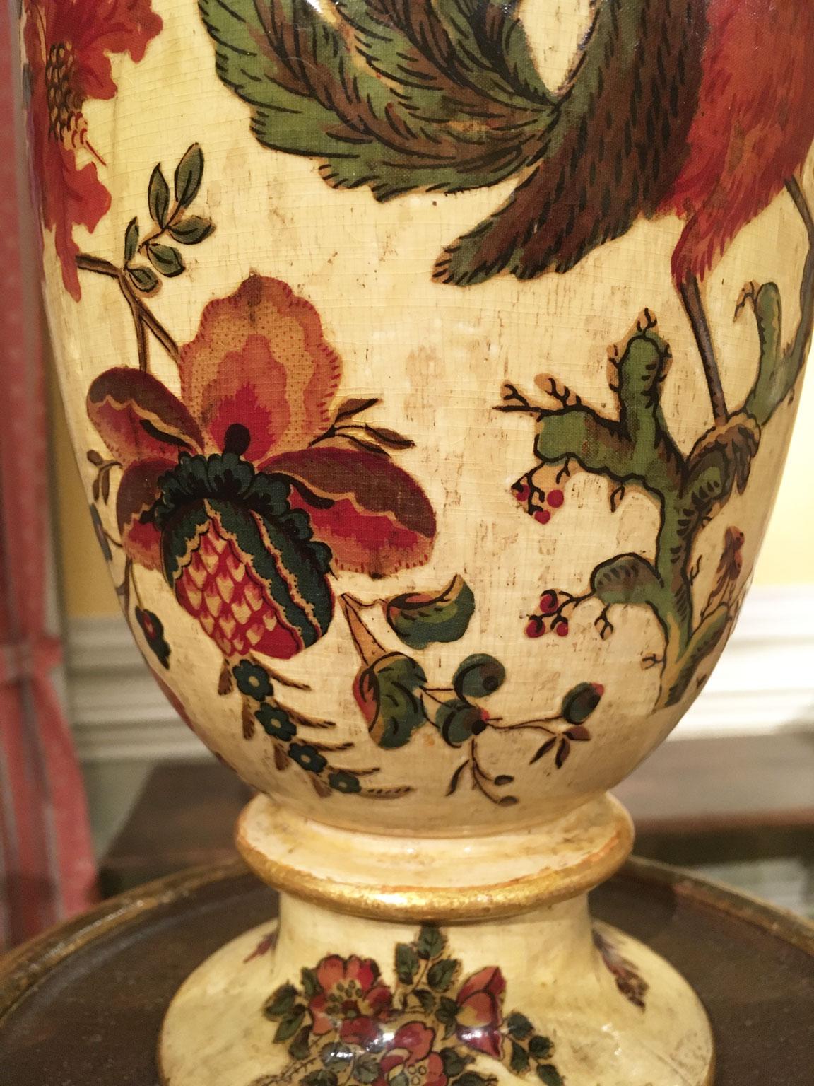 Italie Fin du XVIIIe siècle Paire de vases en bois laqués jaune sur soie avec fleurs en vente 10