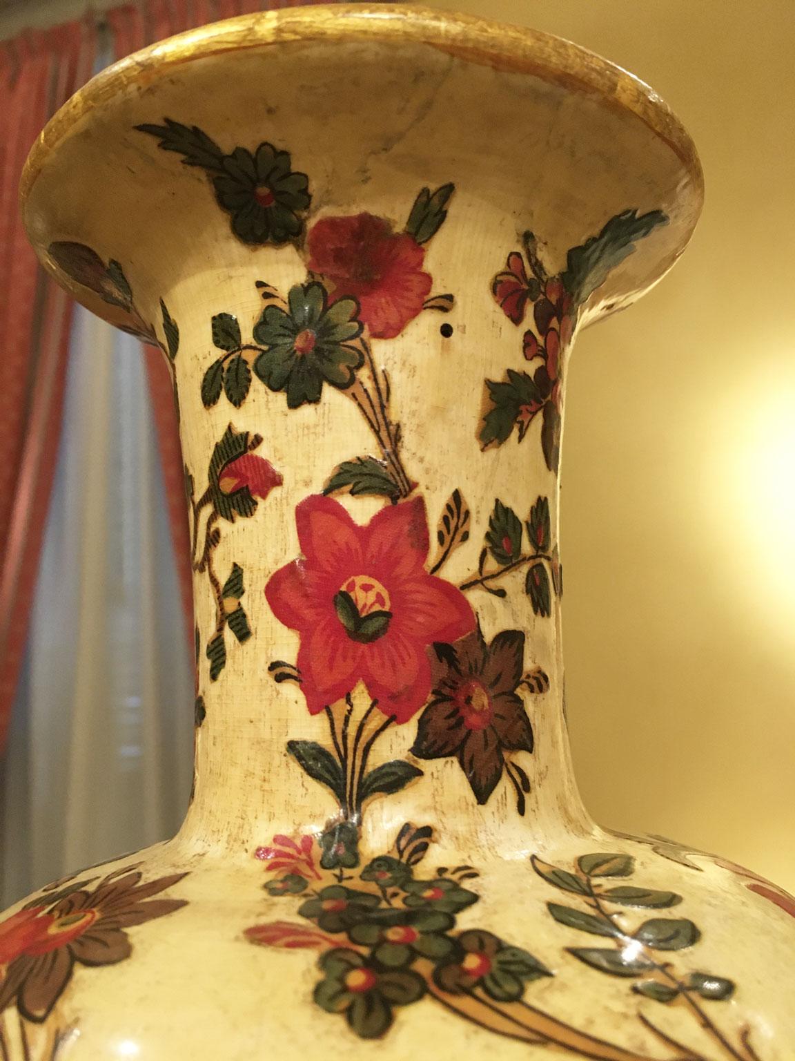 Italie Fin du XVIIIe siècle Paire de vases en bois laqués jaune sur soie avec fleurs en vente 12