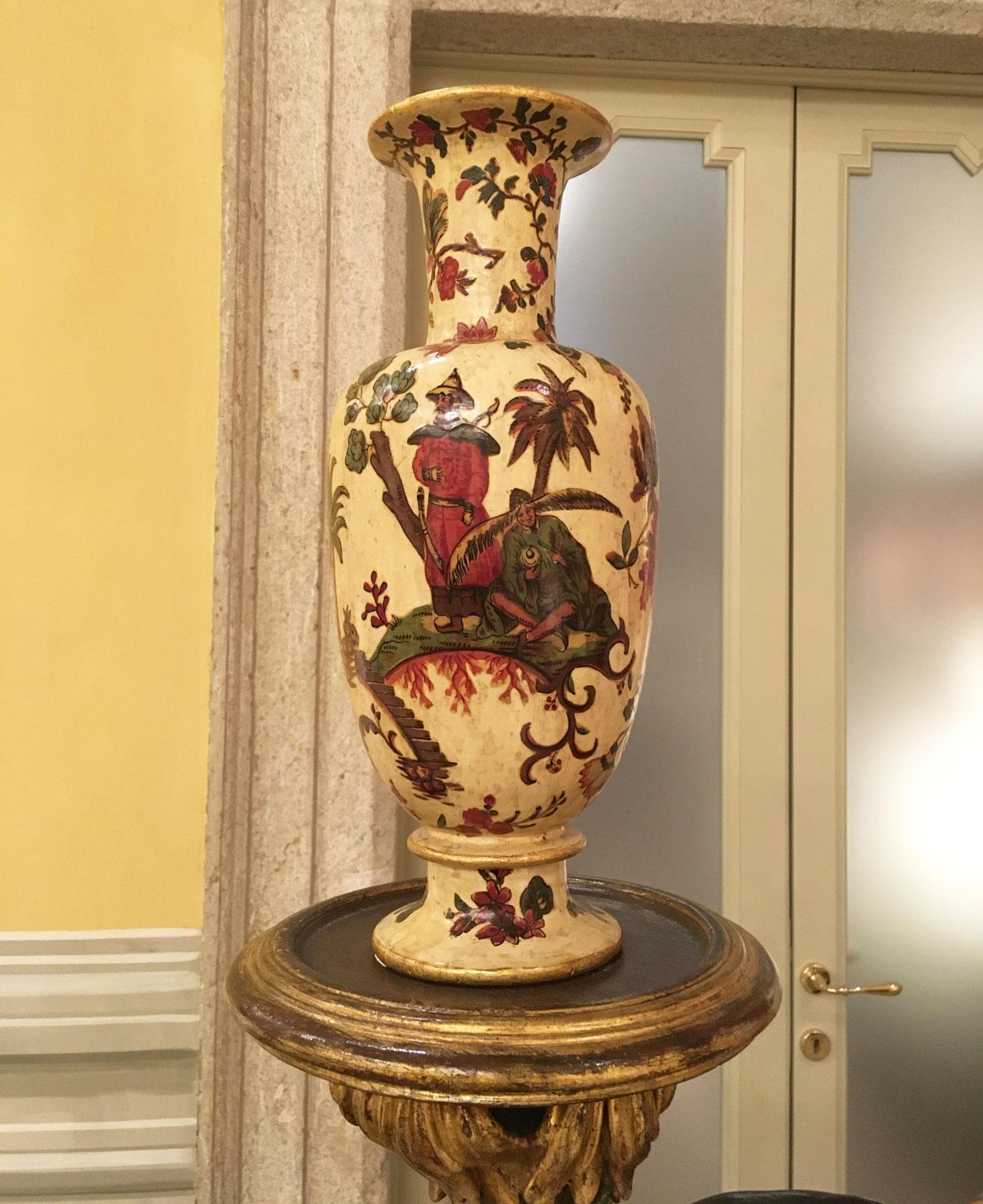 Il s'agit d'un produit rare, raffiné  et magnifique paire de vases en bois sculpté, sculpté et laqué sur soie avec des figures chinoises polychromes et des fleurs sur fond jaune. 
Ces pièces élégantes datent de la fin du XVIIIe siècle, à Turin, dans