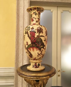 Italia Fine XVIII secolo Coppia di vasi in legno laccato giallo su seta con fiori