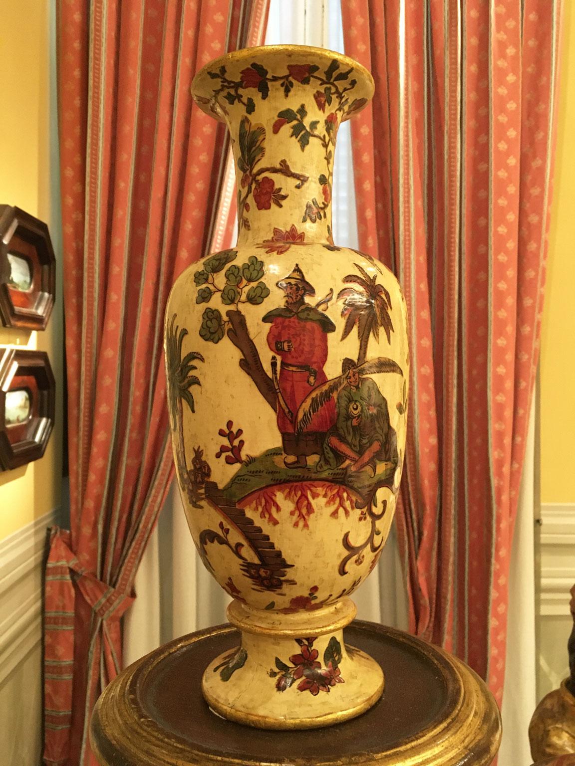 Rococo Italie Fin du XVIIIe siècle Paire de vases en bois laqués jaune sur soie avec fleurs en vente