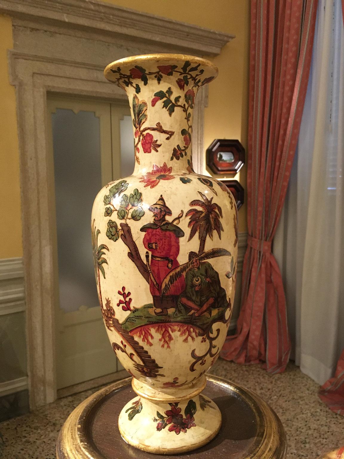 italien Italie Fin du XVIIIe siècle Paire de vases en bois laqués jaune sur soie avec fleurs en vente