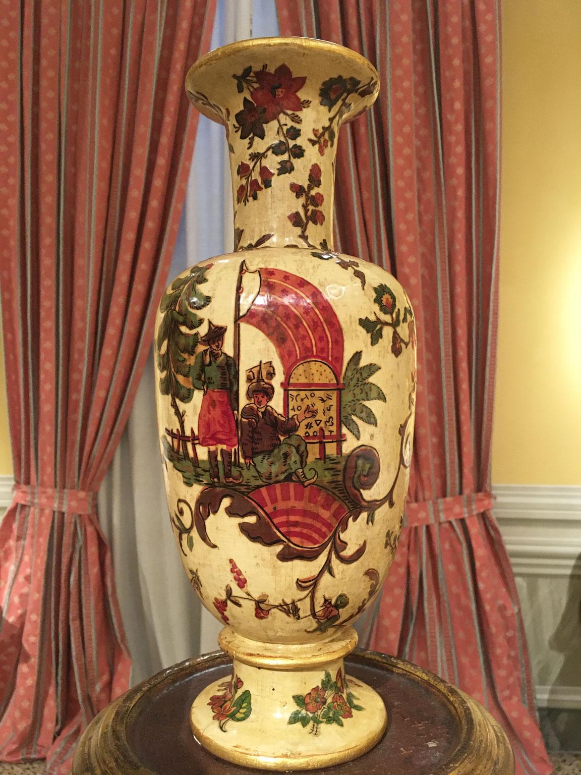 Fait main Italie Fin du XVIIIe siècle Paire de vases en bois laqués jaune sur soie avec fleurs en vente