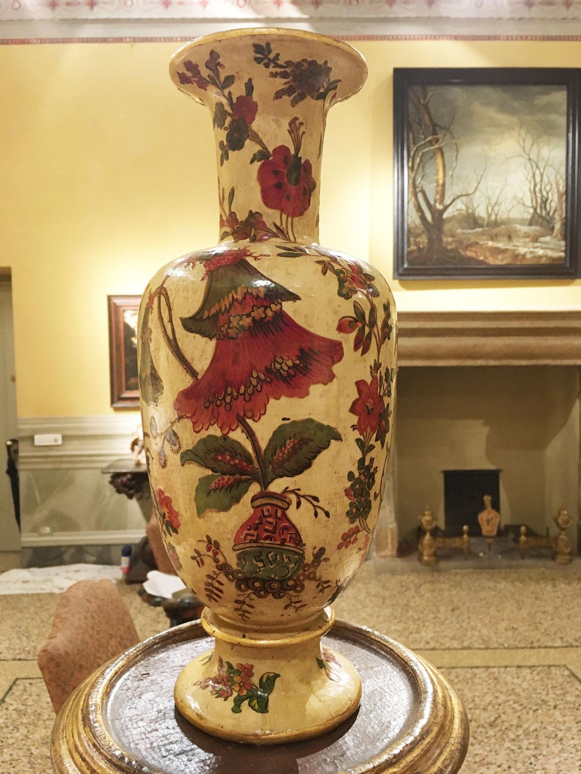 Italie Fin du XVIIIe siècle Paire de vases en bois laqués jaune sur soie avec fleurs Bon état - En vente à Brescia, IT