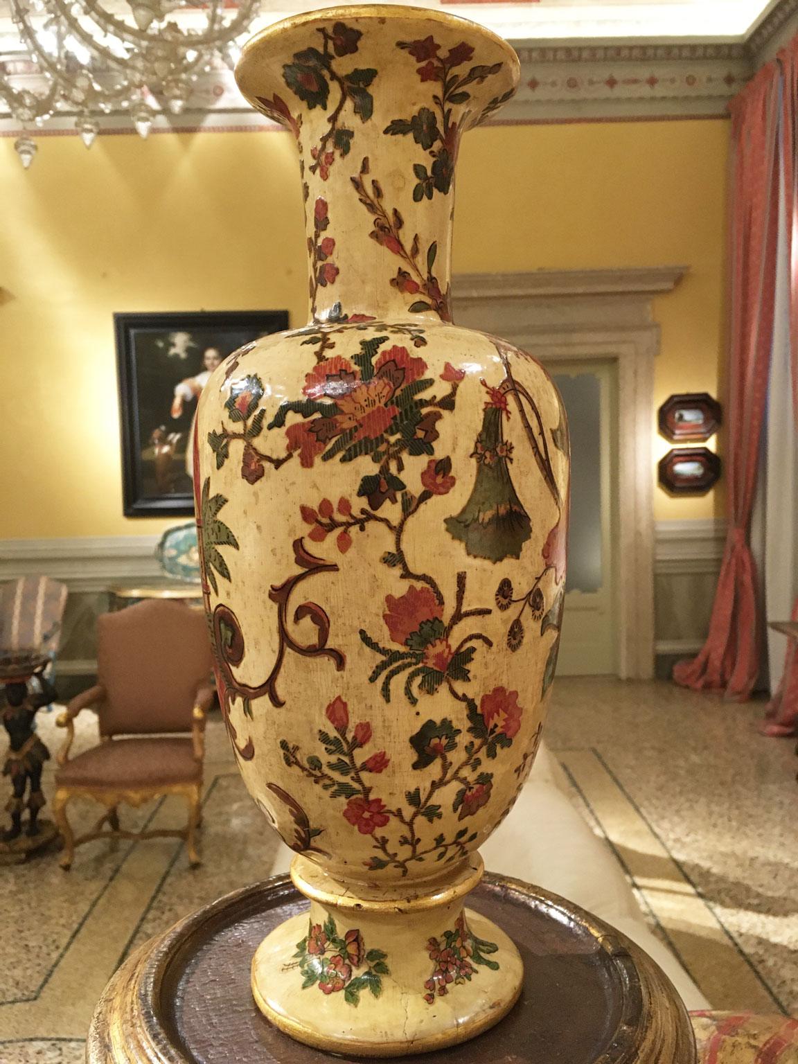 Soie Italie Fin du XVIIIe siècle Paire de vases en bois laqués jaune sur soie avec fleurs en vente