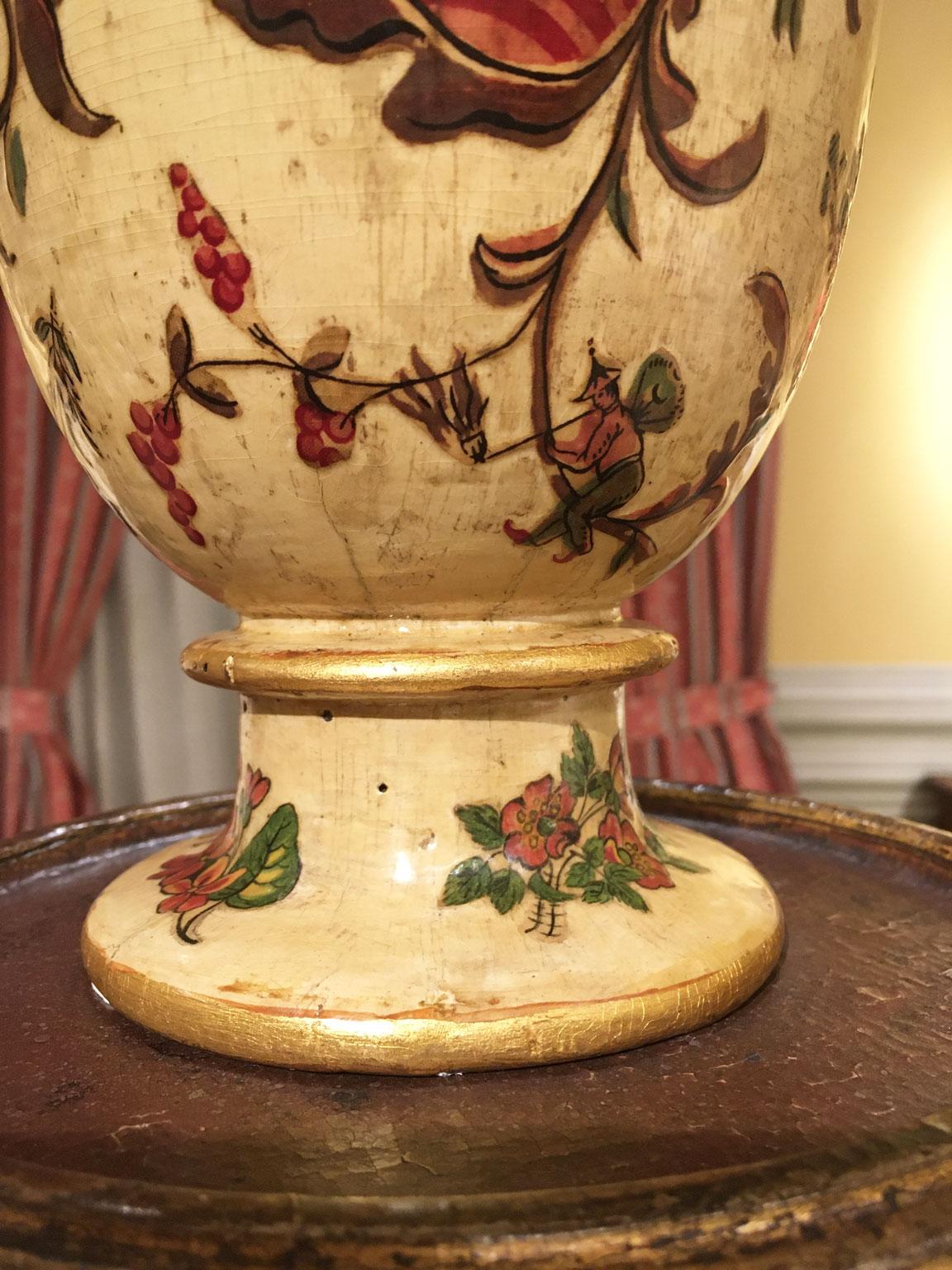 Italie Fin du XVIIIe siècle Paire de vases en bois laqués jaune sur soie avec fleurs en vente 1