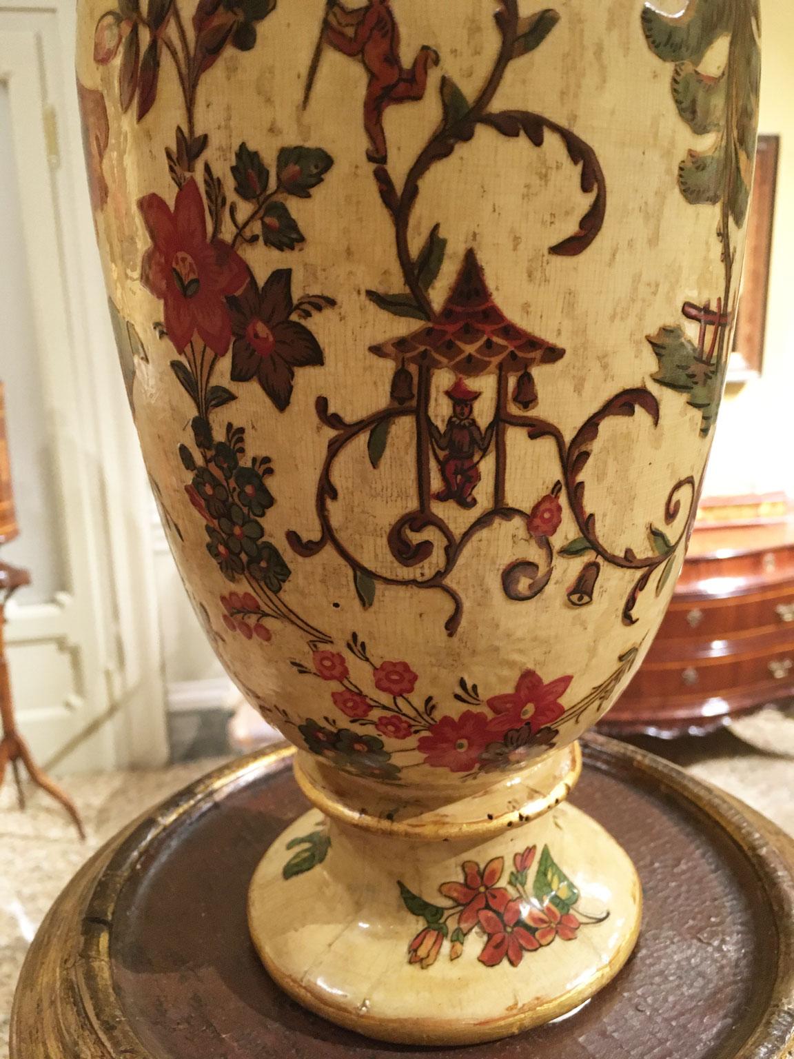 Italie Fin du XVIIIe siècle Paire de vases en bois laqués jaune sur soie avec fleurs en vente 2