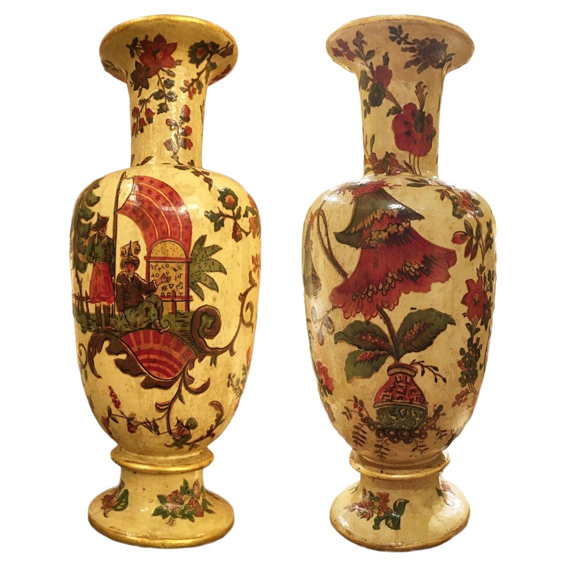 Italie Fin du XVIIIe siècle Paire de vases en bois laqués jaune sur soie avec fleurs en vente