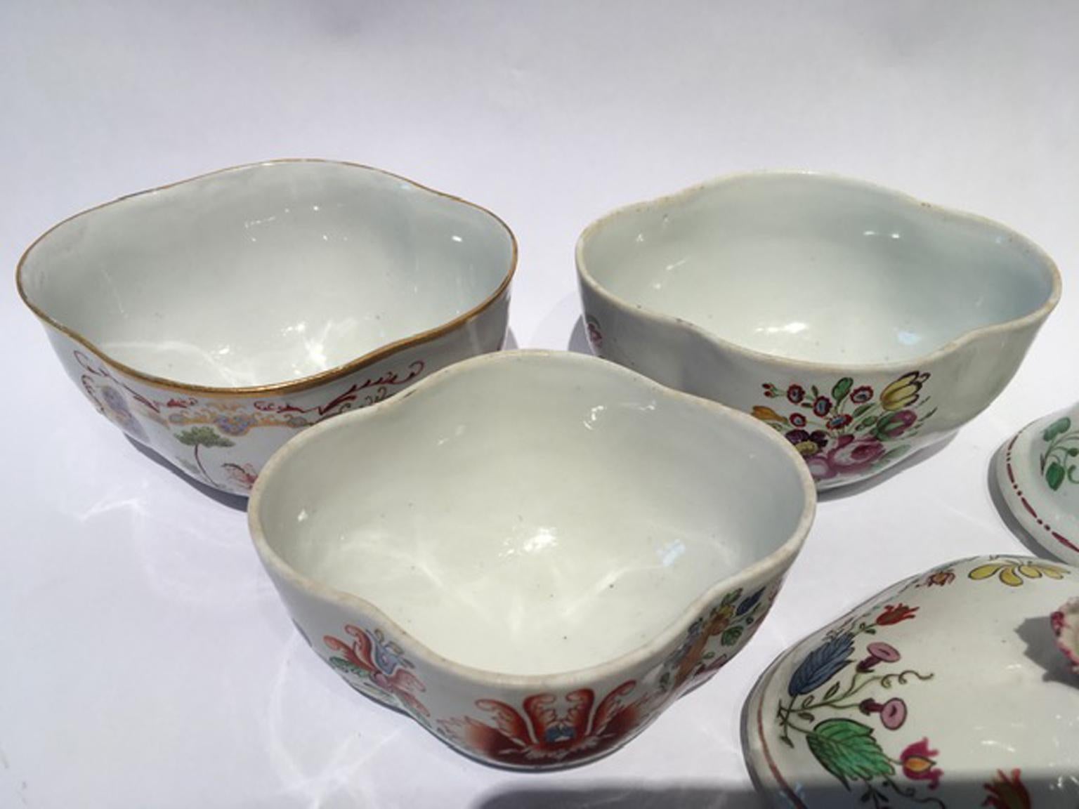 Italia Finales del siglo XVIII Richard Ginori Juego de 3 azucareros de porcelana con decoración floral en venta 3