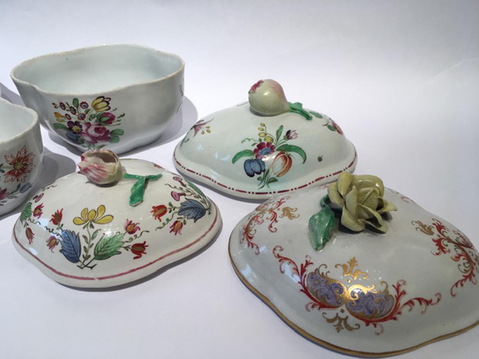 Italy Late 18th Century Richard Ginori Set 3 Porcelain Sugar Bowls Floral Decor For Sale 4