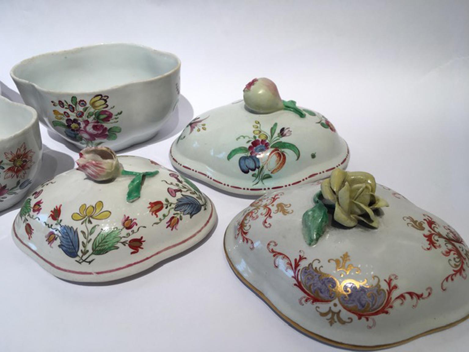 Italia Finales del siglo XVIII Richard Ginori Juego de 3 azucareros de porcelana con decoración floral en venta 6