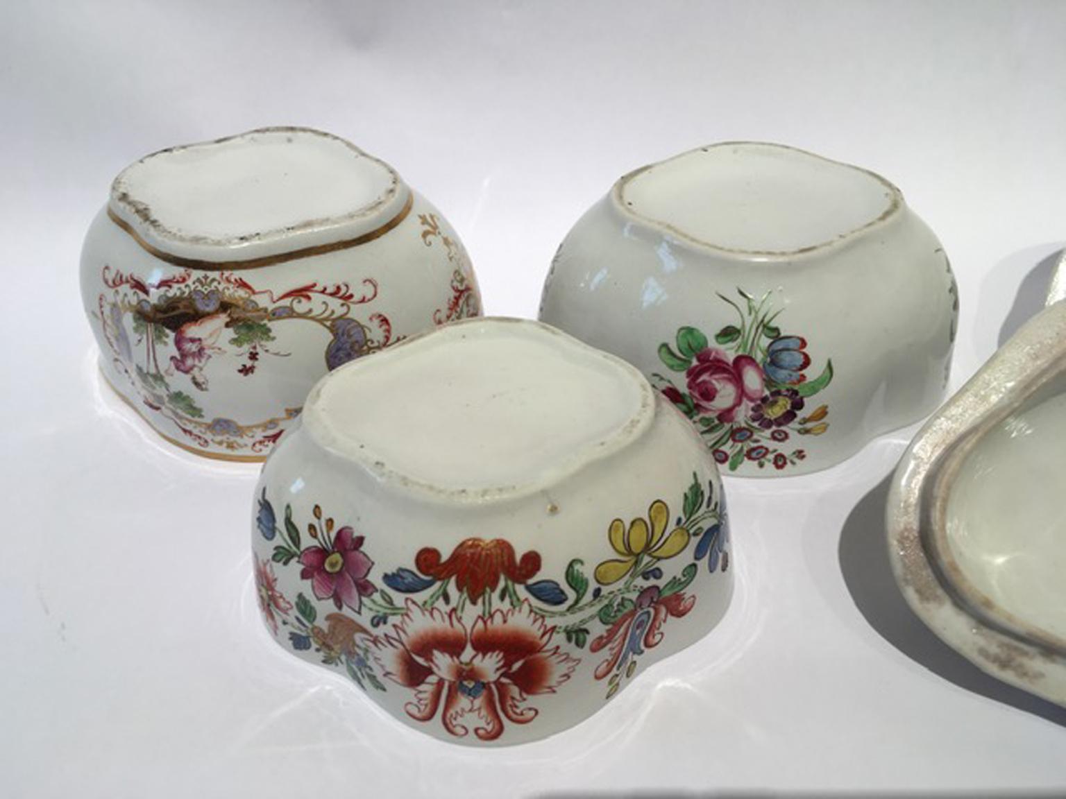 Italy Late 18th Century Richard Ginori Set 3 Porcelain Sugar Bowls Floral Decor For Sale 5