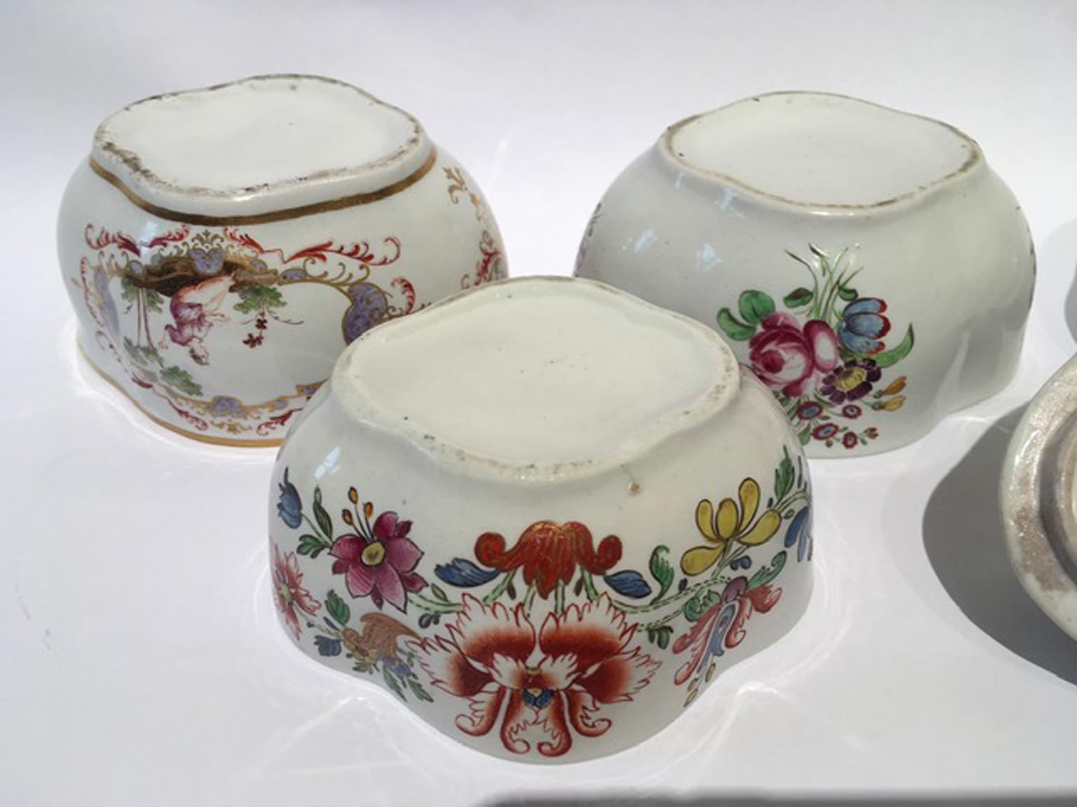 Italy Late 18th Century Richard Ginori Set 3 Porcelain Sugar Bowls Floral Decor For Sale 6