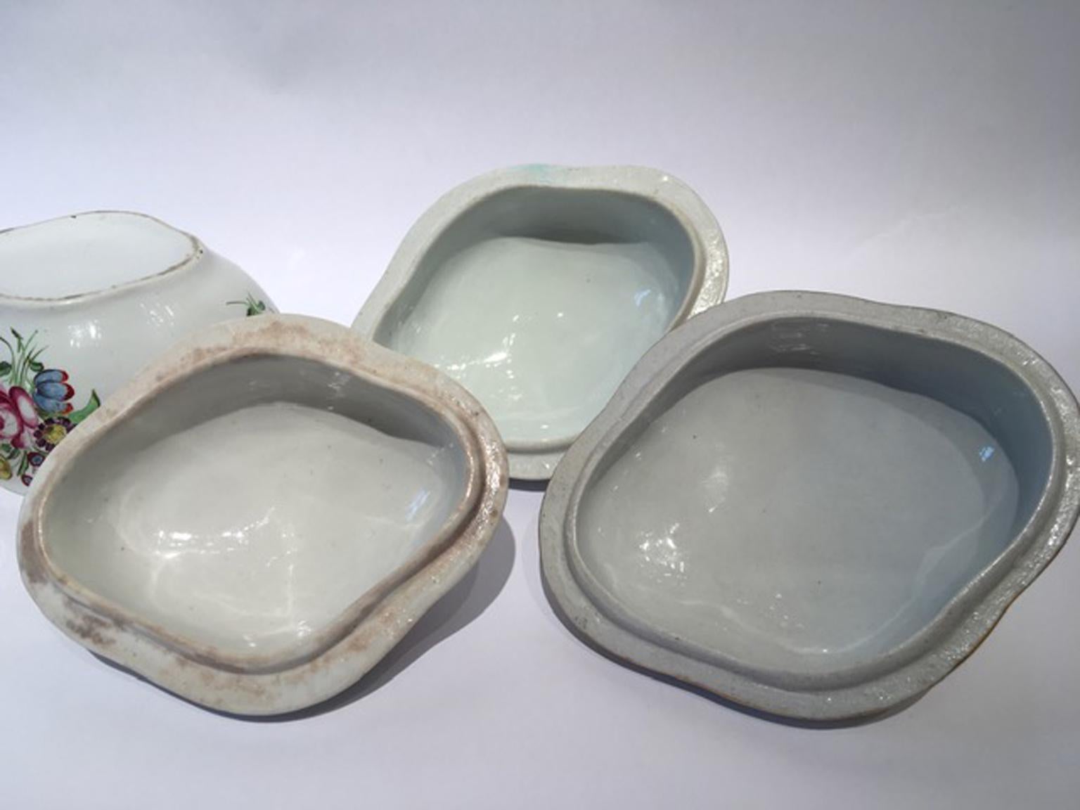 Italia Finales del siglo XVIII Richard Ginori Juego de 3 azucareros de porcelana con decoración floral en venta 9