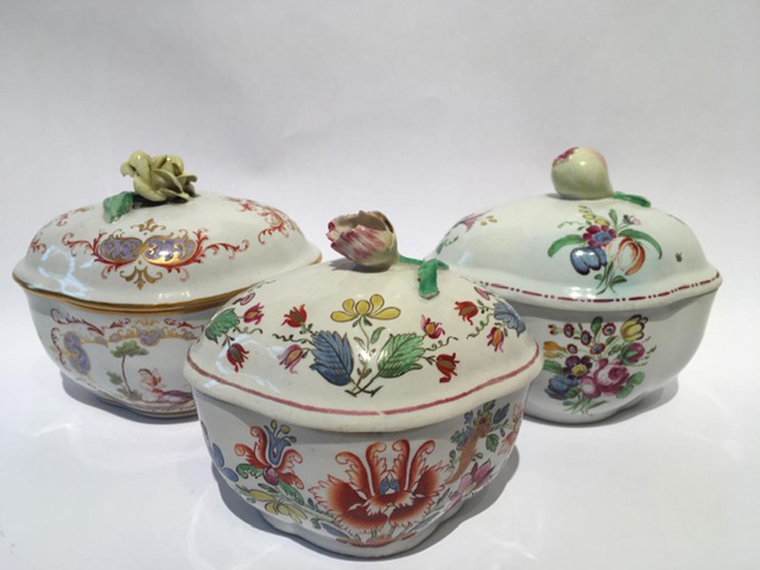 Diese Zuckerdosen sind eine kleine Sammlung interessanter italienischer Porzellanstücke, die aus der historischen Fabrik von Richard Ginori in Doccia, Italien, stammen.
Eine von ihnen hat das Tulpendekor, eines der begehrtesten, die anderen