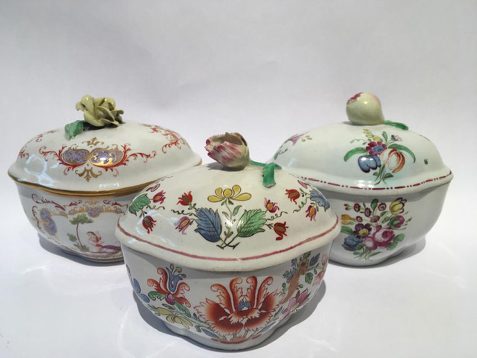 Estos azucareros son una pequeña colección de interesantes piezas de porcelana italiana procedentes de la histórica fábrica Richard Ginori de Doccia (Italia).
Uno de ellos, tiene la decoración de tulipanes, una de las más buscadas, los otros