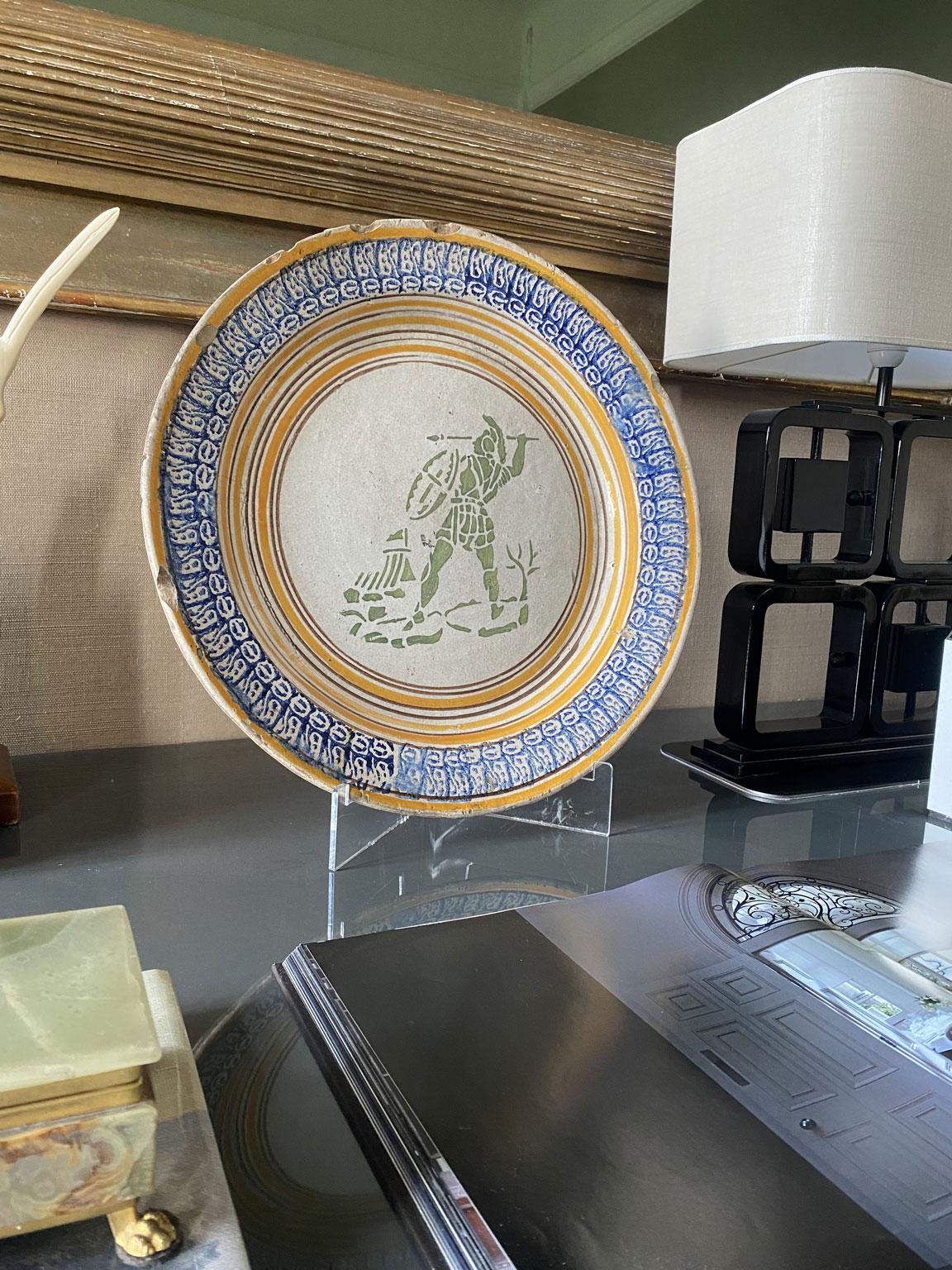 Italia Finales del siglo XVIII  Centro de mesa con plato de cerámica Toscana en venta 5