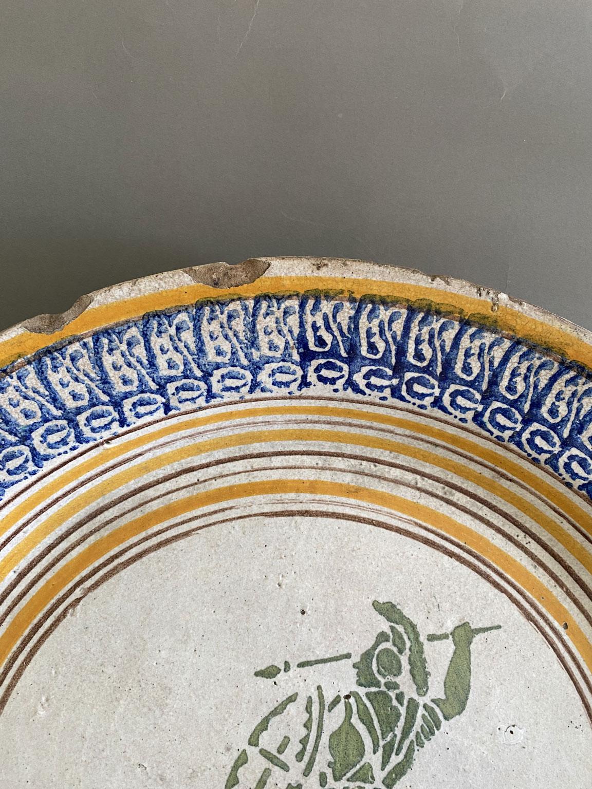 Italia Finales del siglo XVIII  Centro de mesa con plato de cerámica Toscana De campo en venta