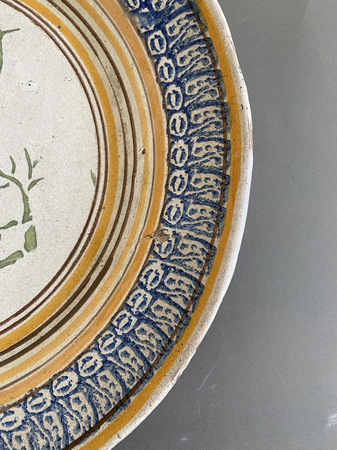 Italia Finales del siglo XVIII  Centro de mesa con plato de cerámica Toscana Tallado a mano en venta