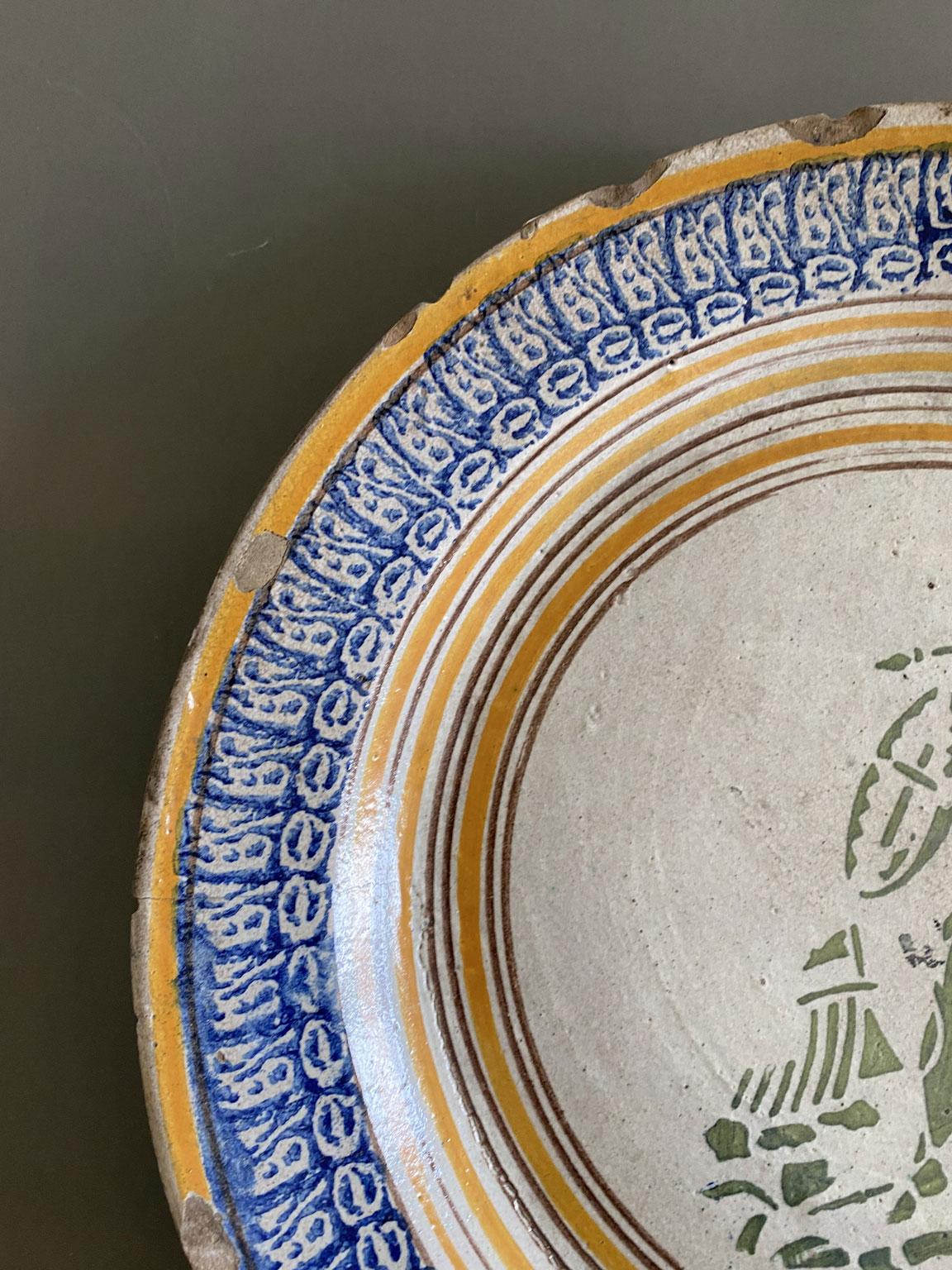 Italia Finales del siglo XVIII  Centro de mesa con plato de cerámica Toscana en venta 1