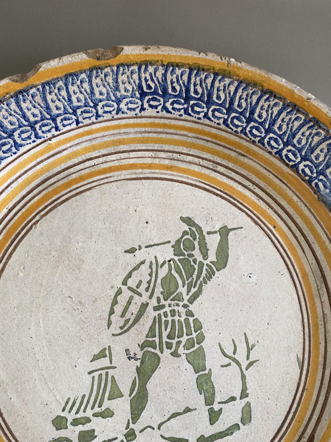 Italia Finales del siglo XVIII  Centro de mesa con plato de cerámica Toscana en venta 2
