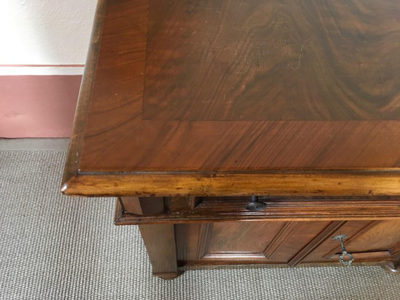 Italia Fine Ottocento Buffet in noce intarsiato con cassetto o mobile basso in vendita 2