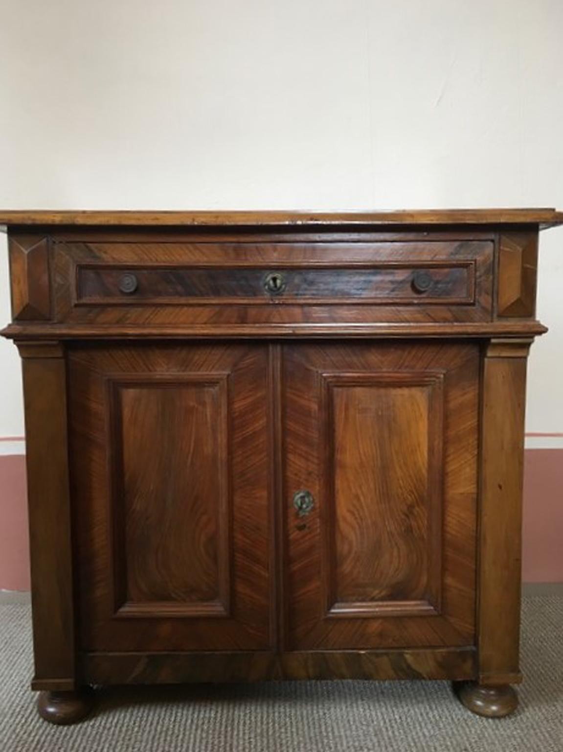 Italia Fine Ottocento Buffet in noce intarsiato con cassetto o mobile basso in vendita 4