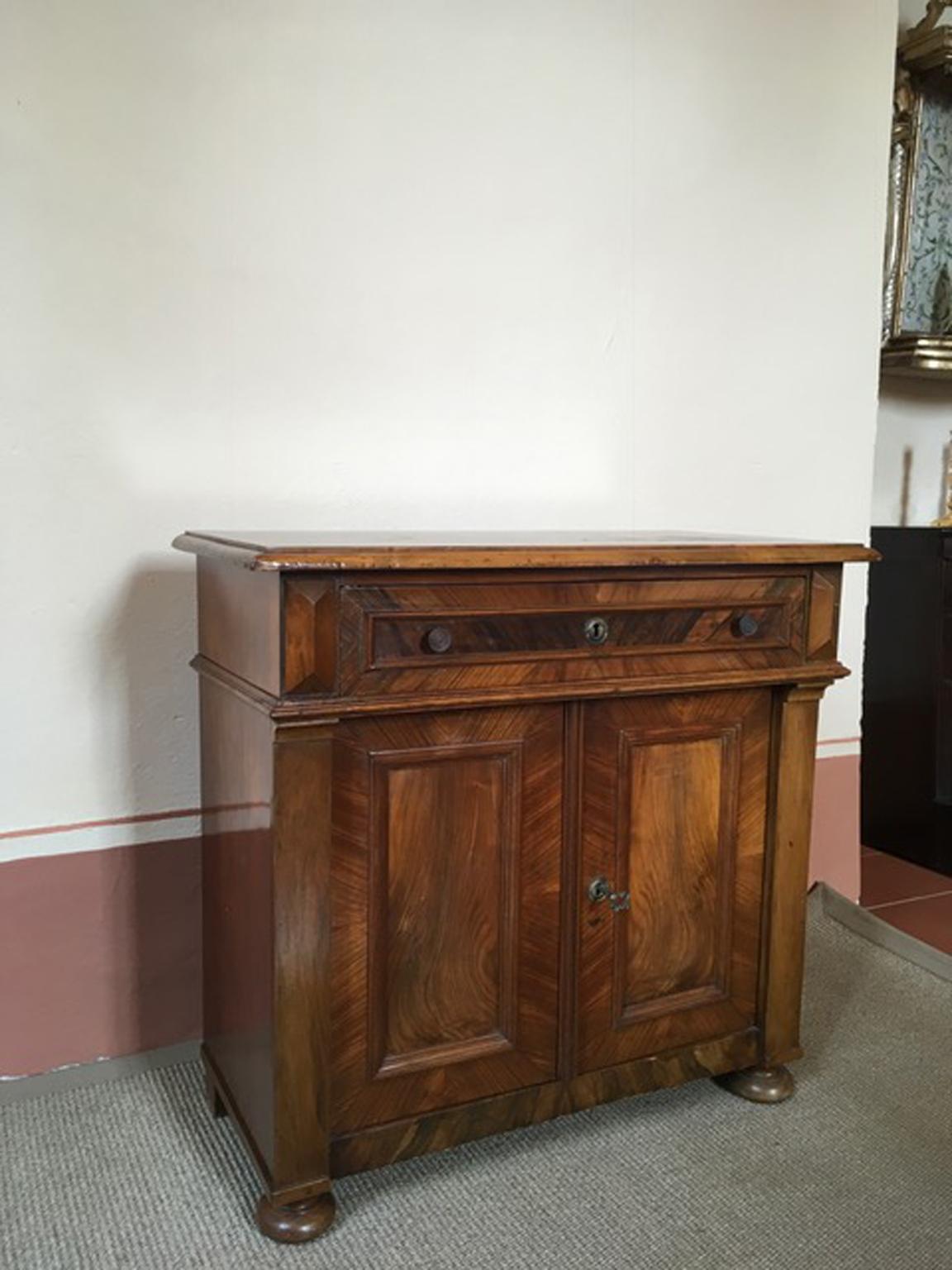 This is a pleasant credenza or low cabinet, handmade in walnut with an inlaid in the same wood.
The top has very beautiful drawing that distinguishes this antique buffet.
Hand made in the North part of Italy.

Recently restored
With certificate