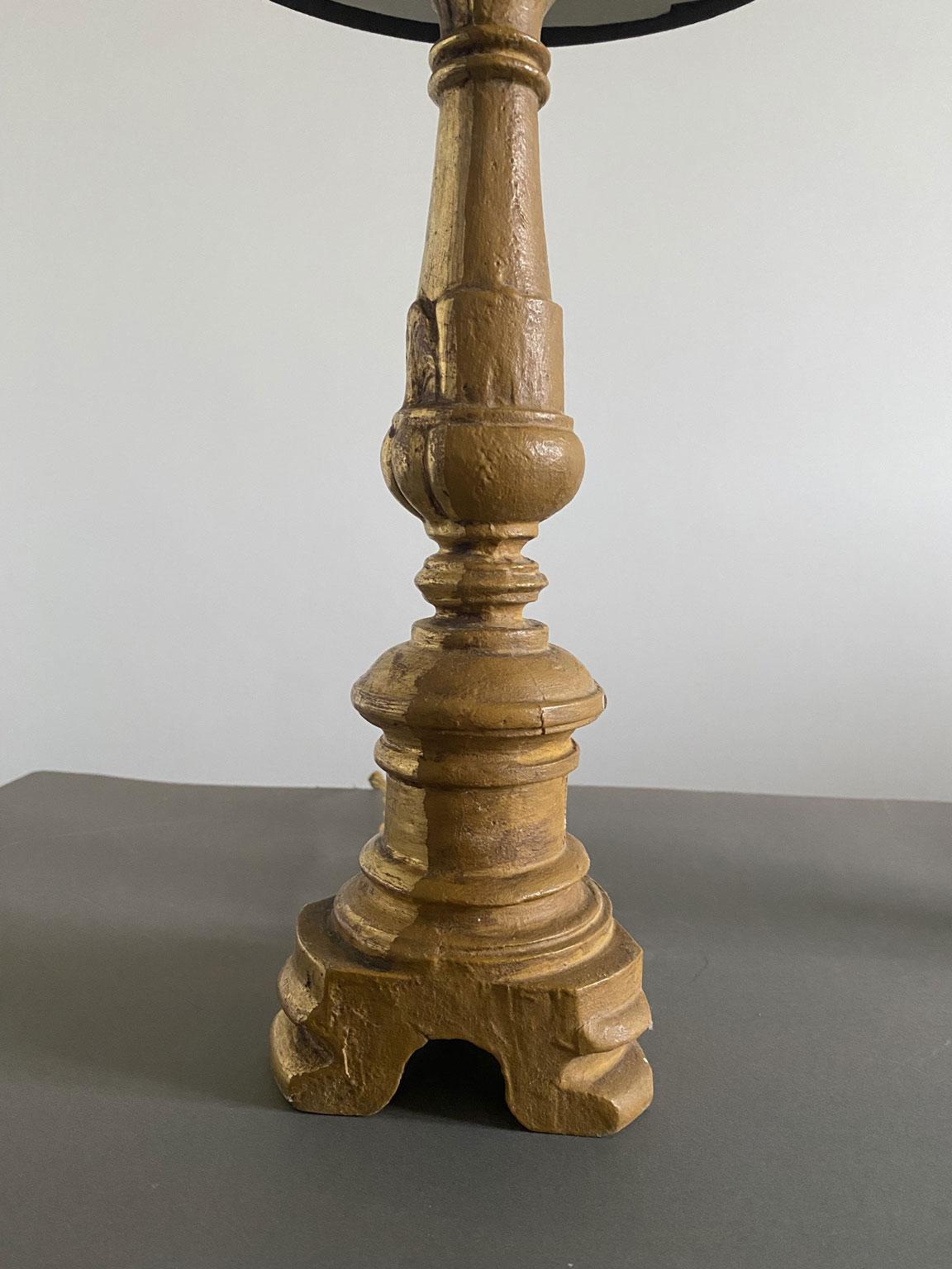 Italia Finales del Siglo XIX Pareja de Lámparas de Mesa Barrocas de Madera Dorada en venta 3