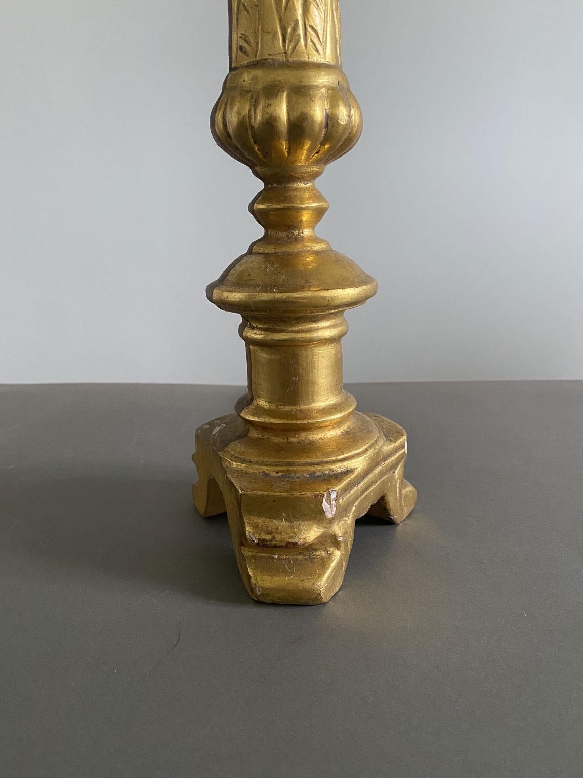 Italia Finales del Siglo XIX Pareja de Lámparas de Mesa Barrocas de Madera Dorada Tallado a mano en venta