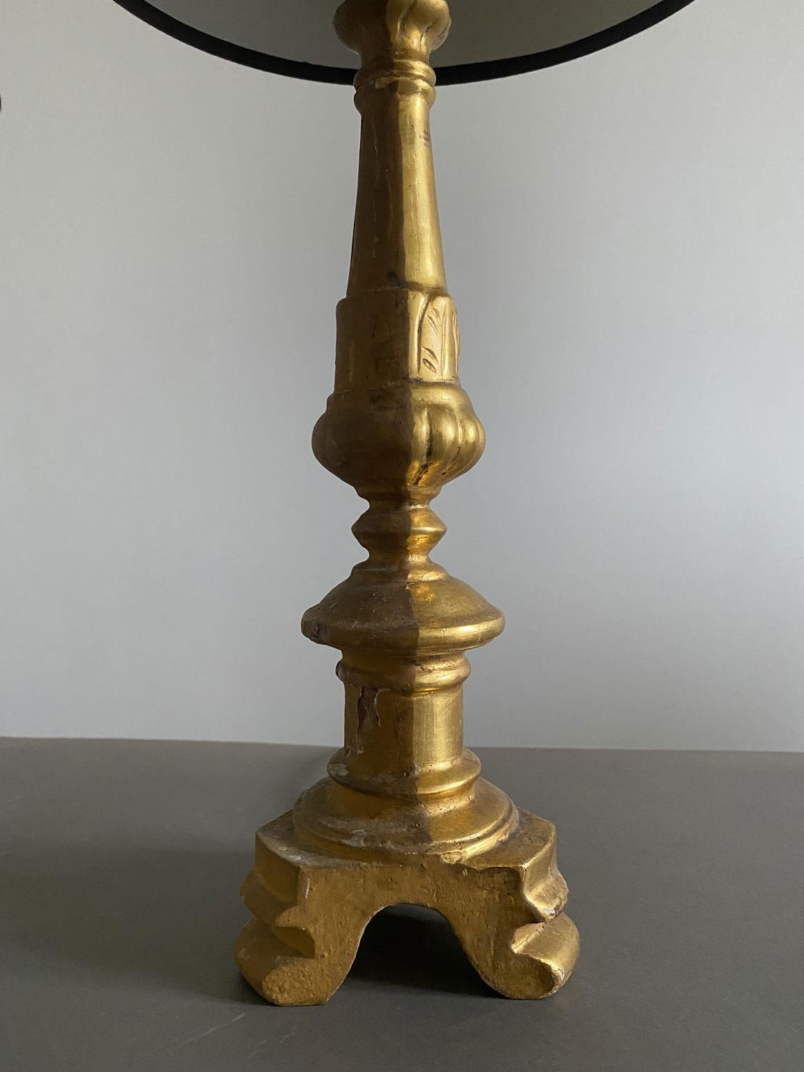 Italia Finales del Siglo XIX Pareja de Lámparas de Mesa Barrocas de Madera Dorada en Bueno estado para la venta en Brescia, IT