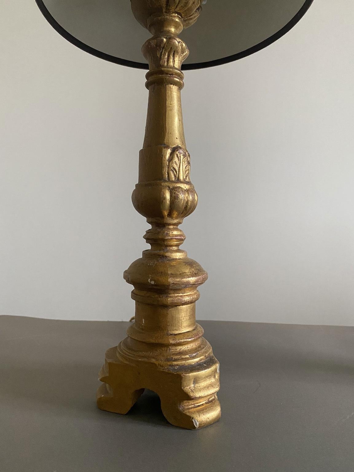 Italia Finales del Siglo XIX Pareja de Lámparas de Mesa Barrocas de Madera Dorada en venta 1