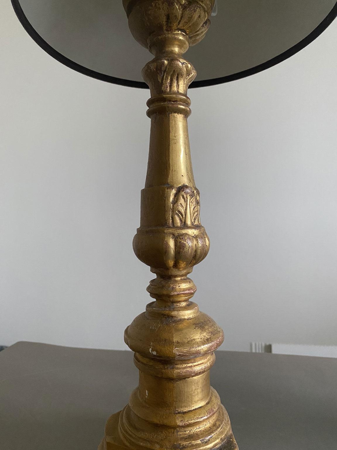 Italia Finales del Siglo XIX Pareja de Lámparas de Mesa Barrocas de Madera Dorada en venta 2
