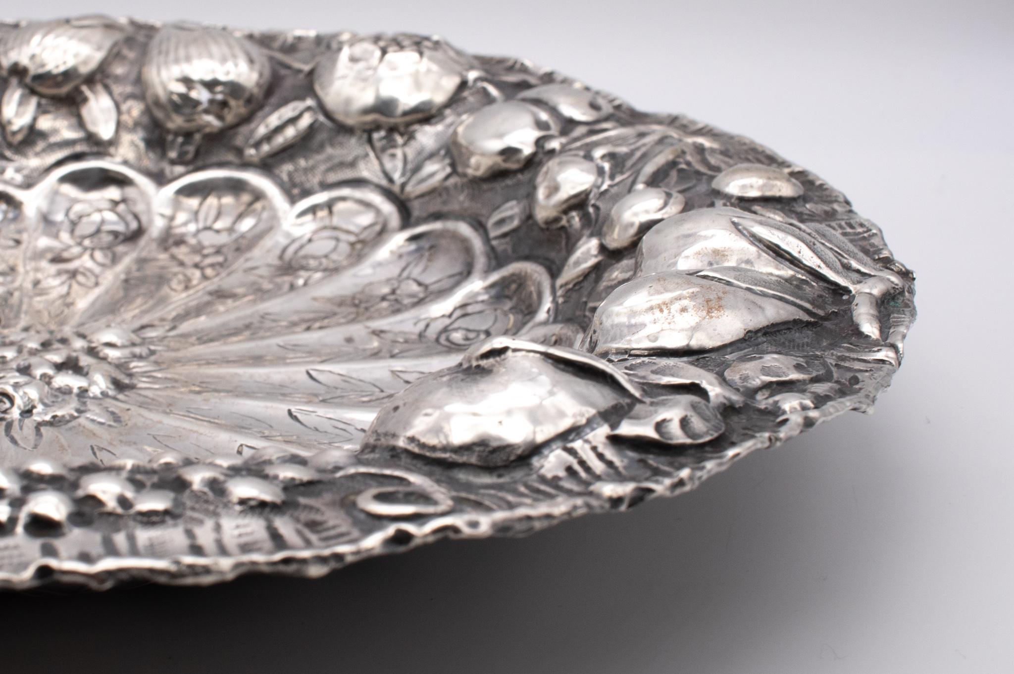 Italien, Obstteller-Tablett im Renaissance-Stil des späten 19. Jahrhunderts, 800er Silber (Handgefertigt) im Angebot