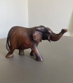 Italien Ende des 20. Jahrhunderts Geschnitzter Elefant aus Holz