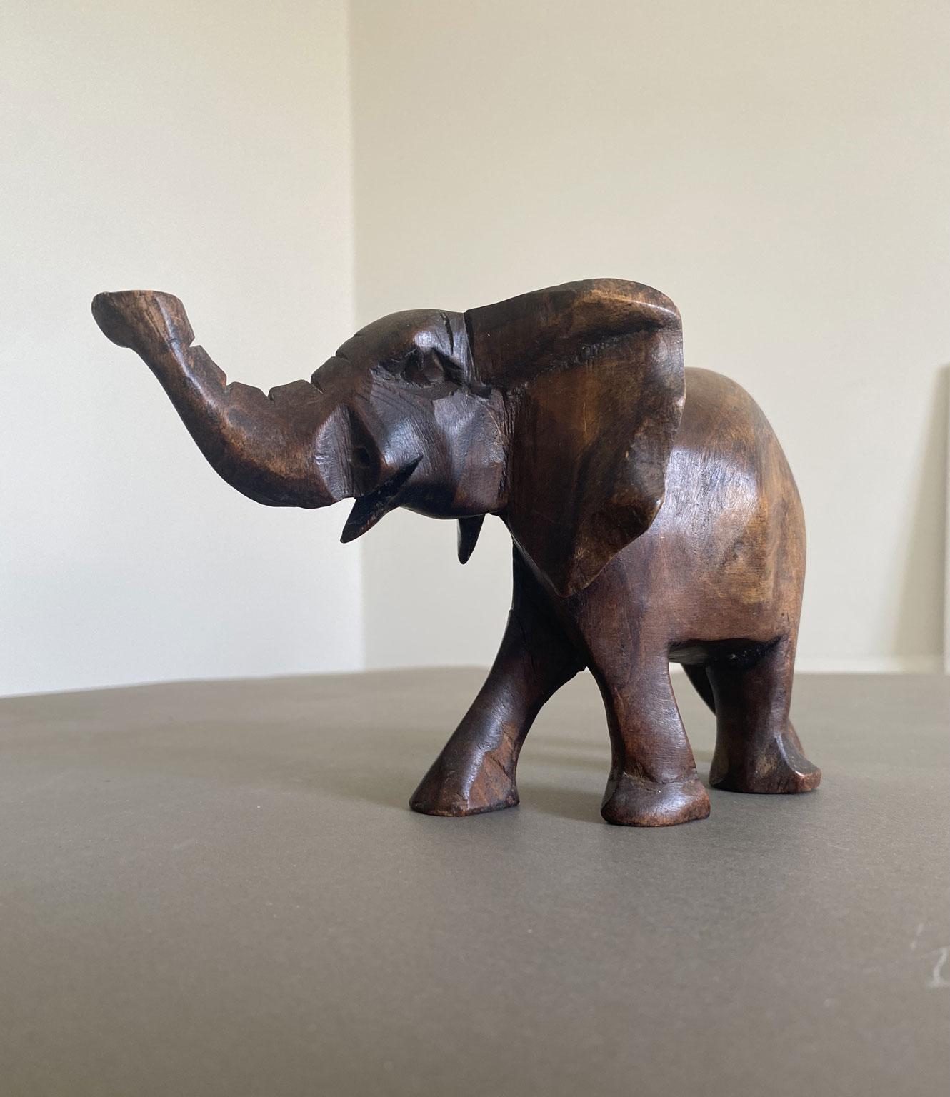 Intagliato a mano Italia Fine XX secolo Elefante in legno intagliato in vendita