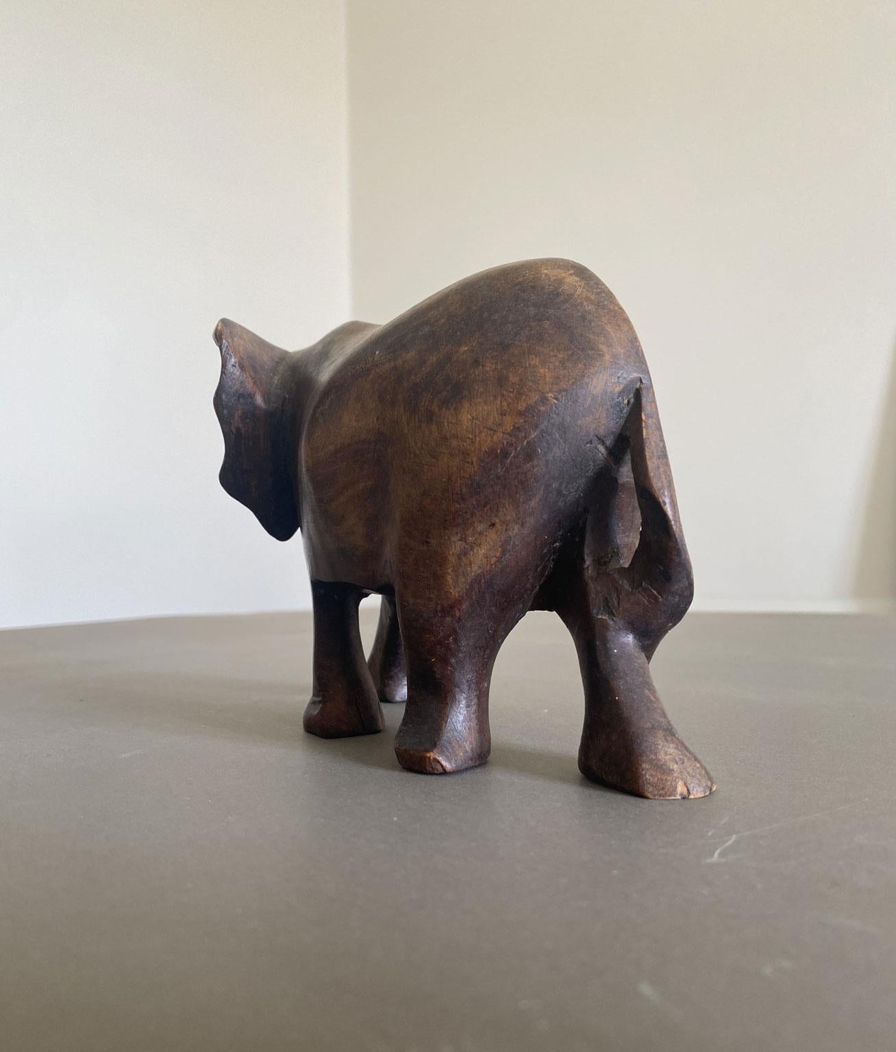 Legno Italia Fine XX secolo Elefante in legno intagliato in vendita