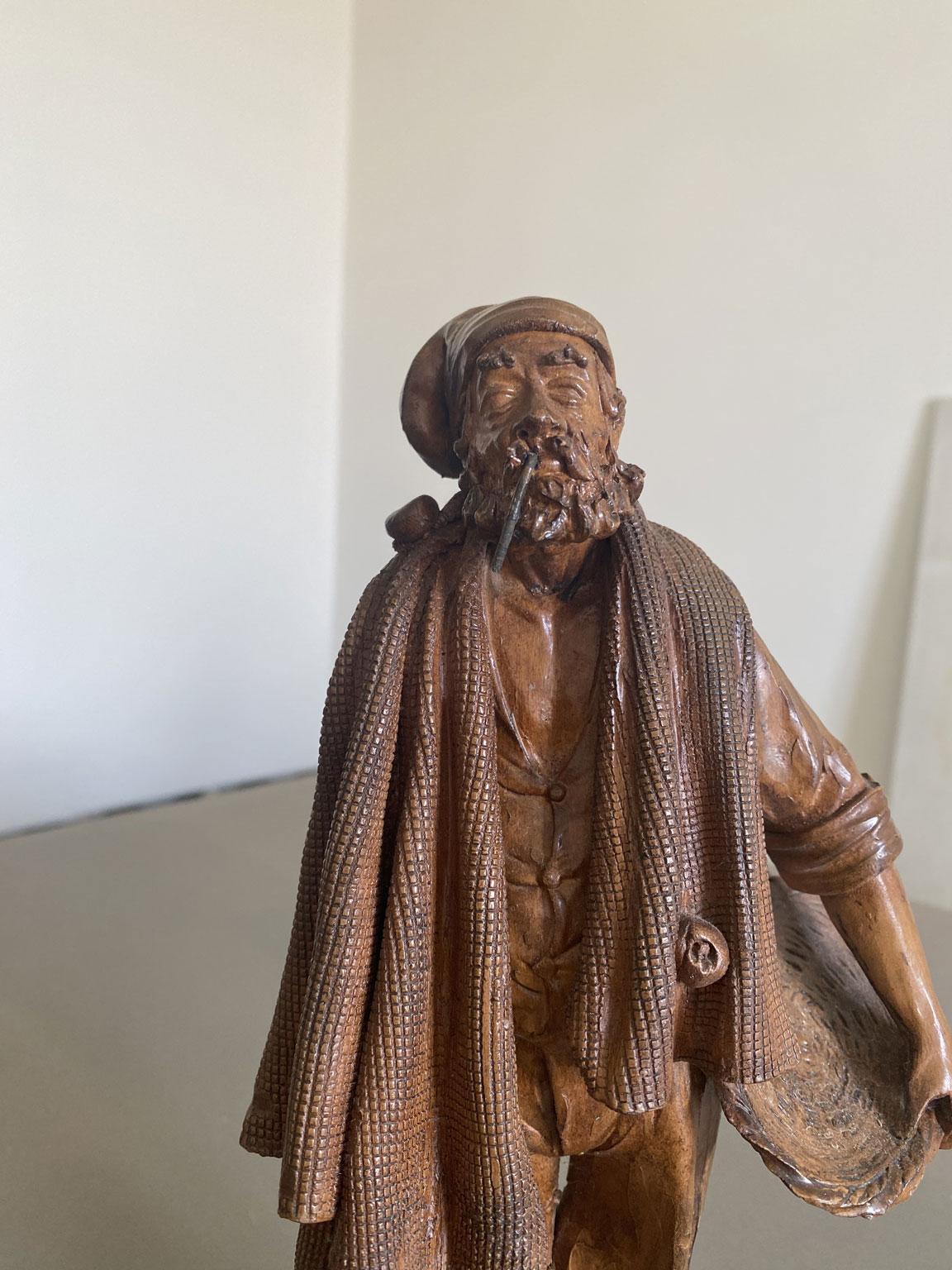 Italy Late 20th Century Carved Wooden Fisherman Sculpture In Good Condition For Sale In Brescia, IT