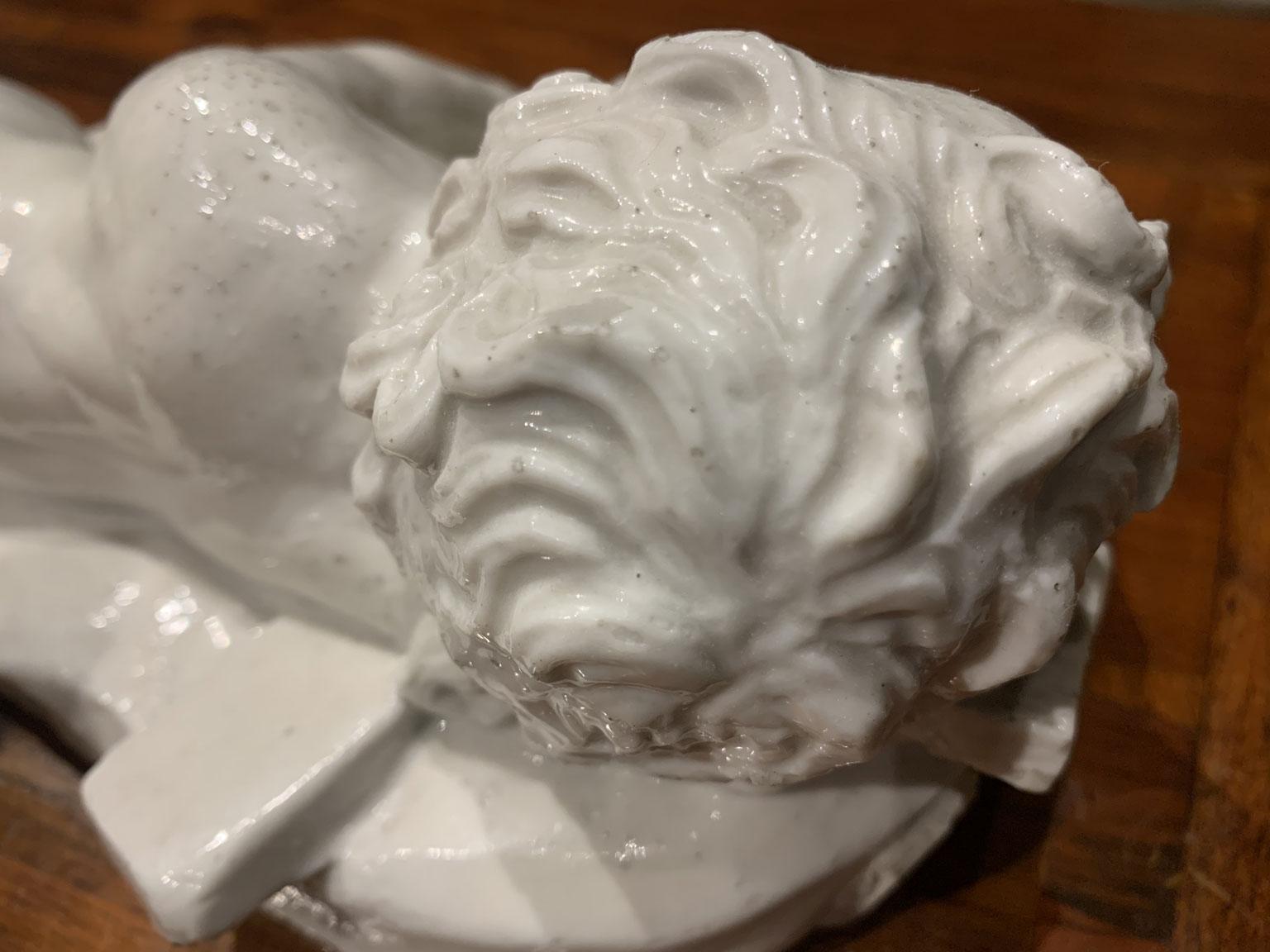 Italia Mediados del siglo XVIII Fábrica de Doccia Escultura de porcelana blanca Niño dormido en venta 3