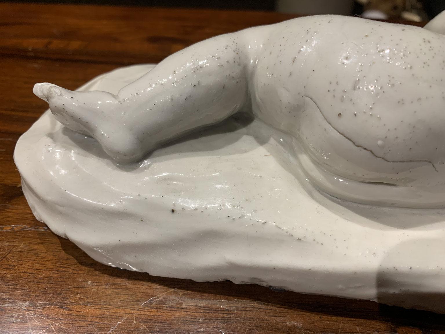 Italia Mediados del siglo XVIII Fábrica de Doccia Escultura de porcelana blanca Niño dormido en venta 4
