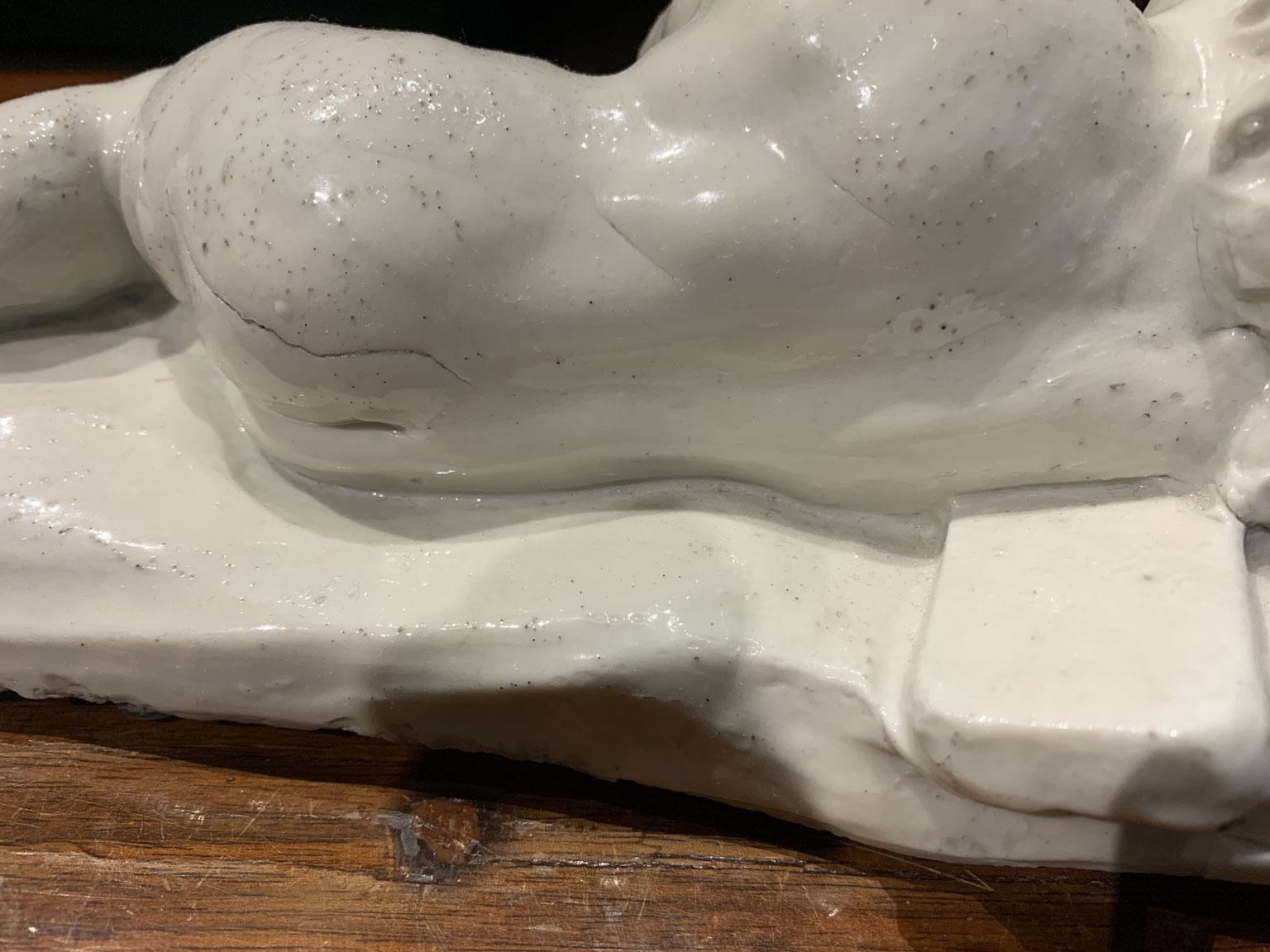 Italia Mediados del siglo XVIII Fábrica de Doccia Escultura de porcelana blanca Niño dormido en venta 5