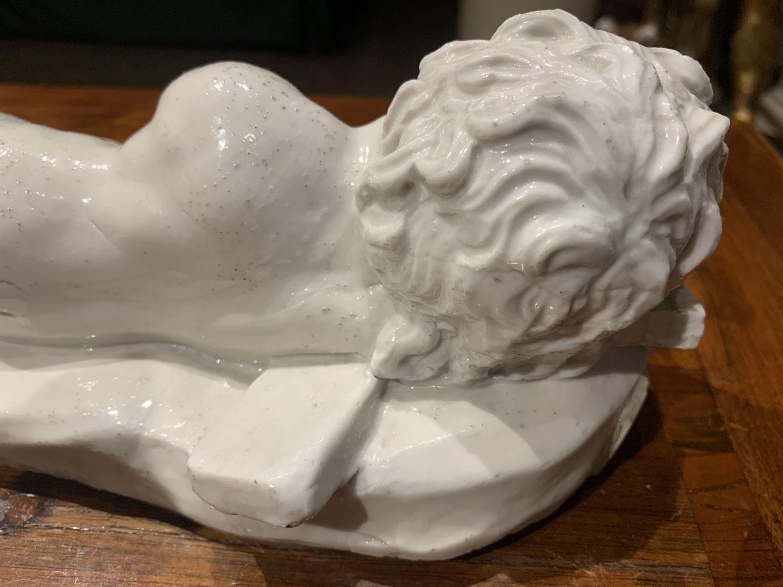 Italia Mediados del siglo XVIII Fábrica de Doccia Escultura de porcelana blanca Niño dormido en venta 6