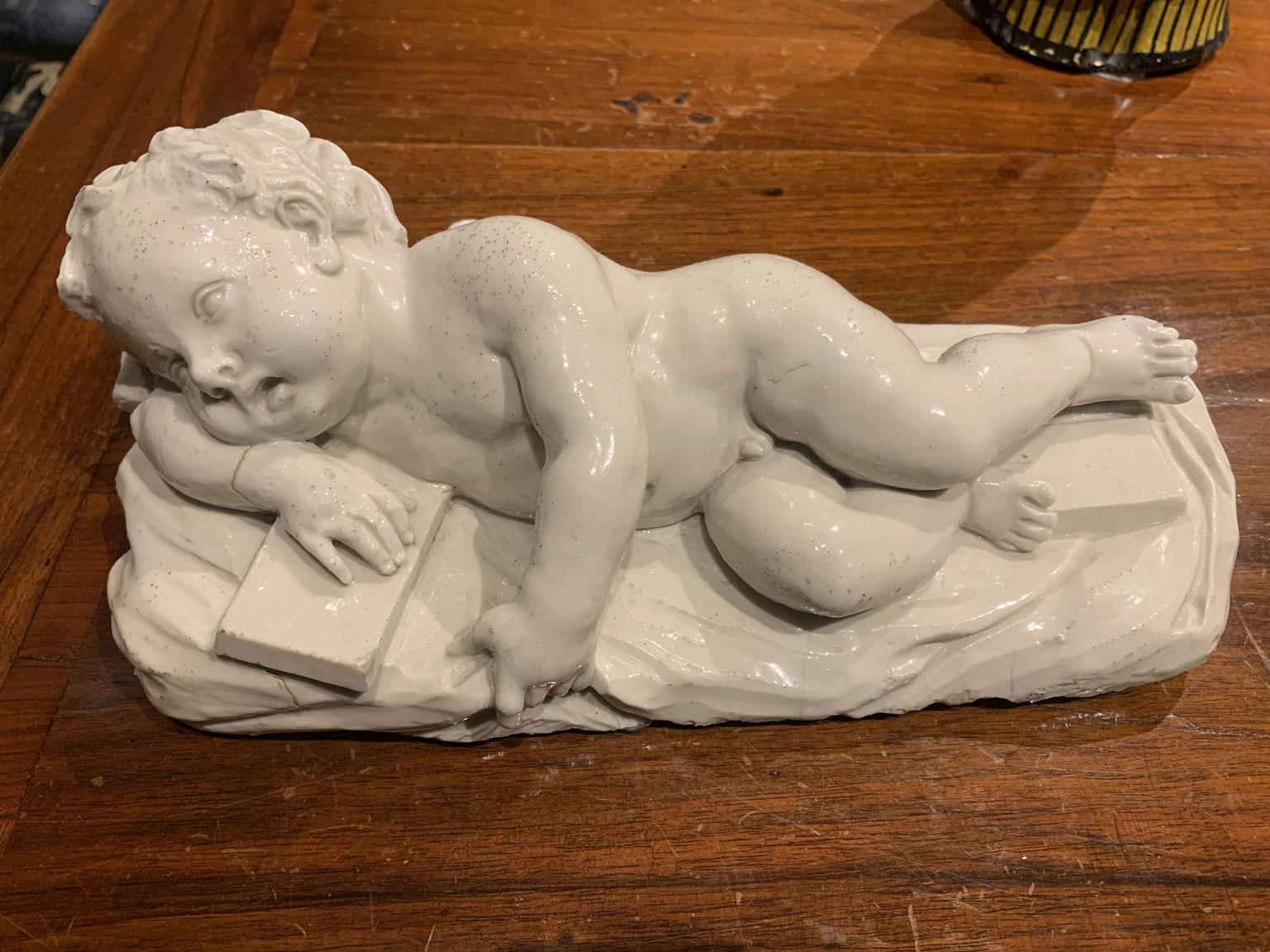 Italia Mediados del siglo XVIII Fábrica de Doccia Escultura de porcelana blanca Niño dormido en venta 7